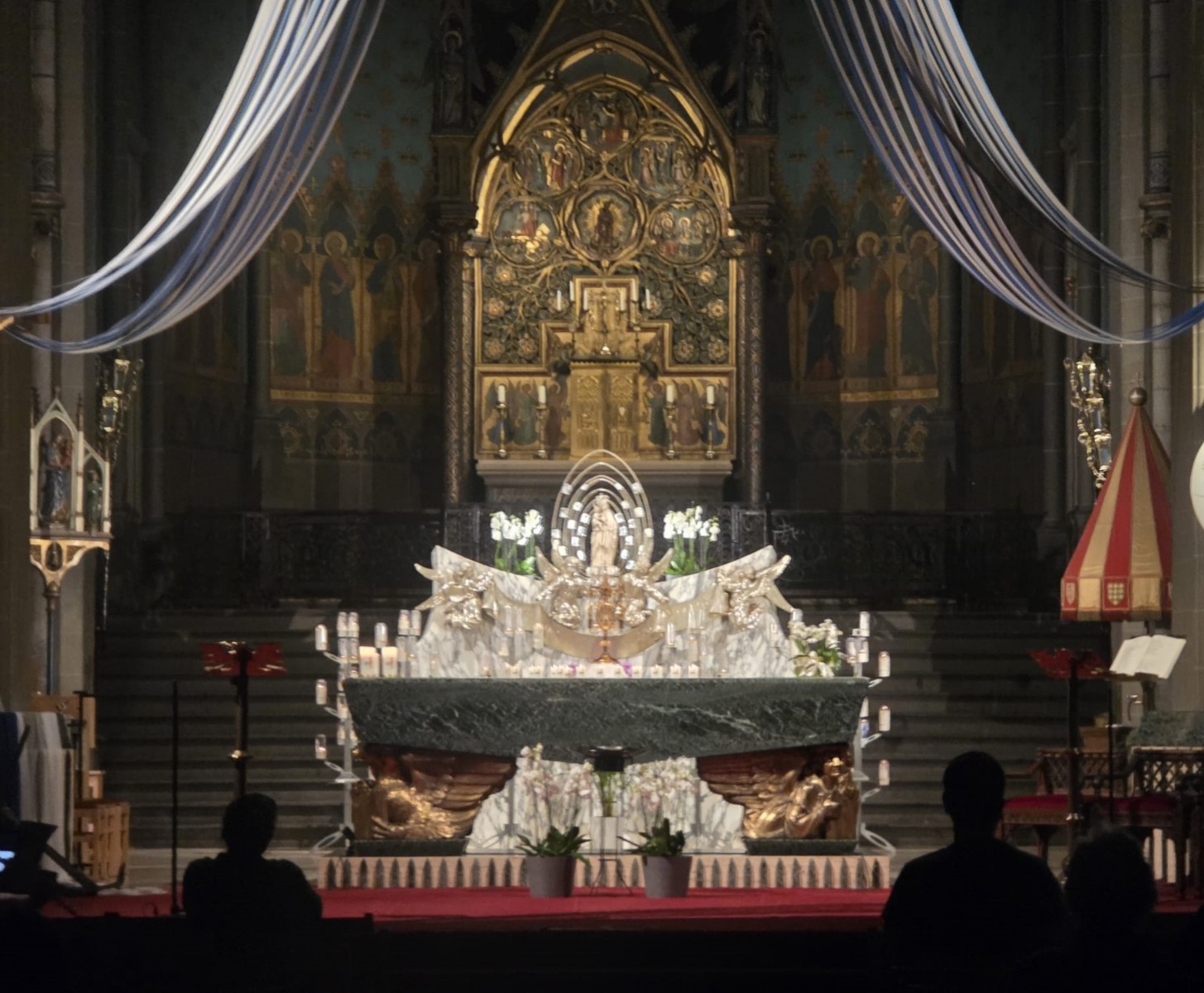 Hoogaltaar in de basiliek van Dadizele met het Christus aanwezig in een Monstrans 