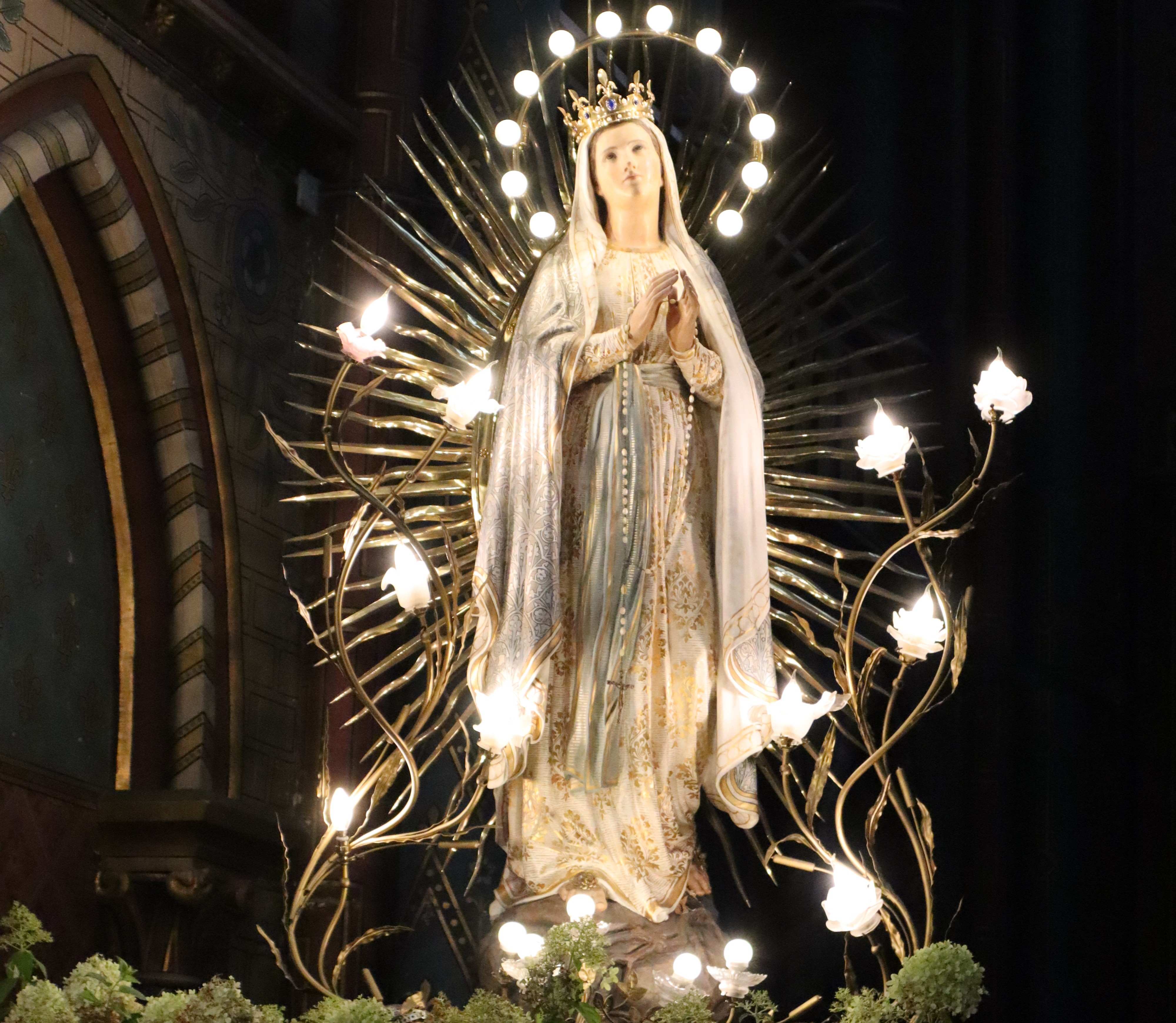 Beeld Onze Lieve Vrouw in de basiliek van Oostakker